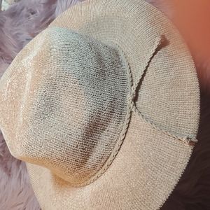 Hats One size Made China This label yarn is made out of 100% recycled polyester.